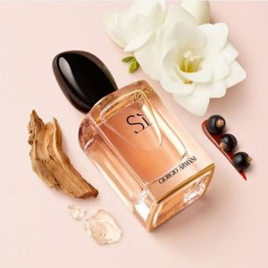 Chic, voluptuous, and elegant, Sì Eau de parfum